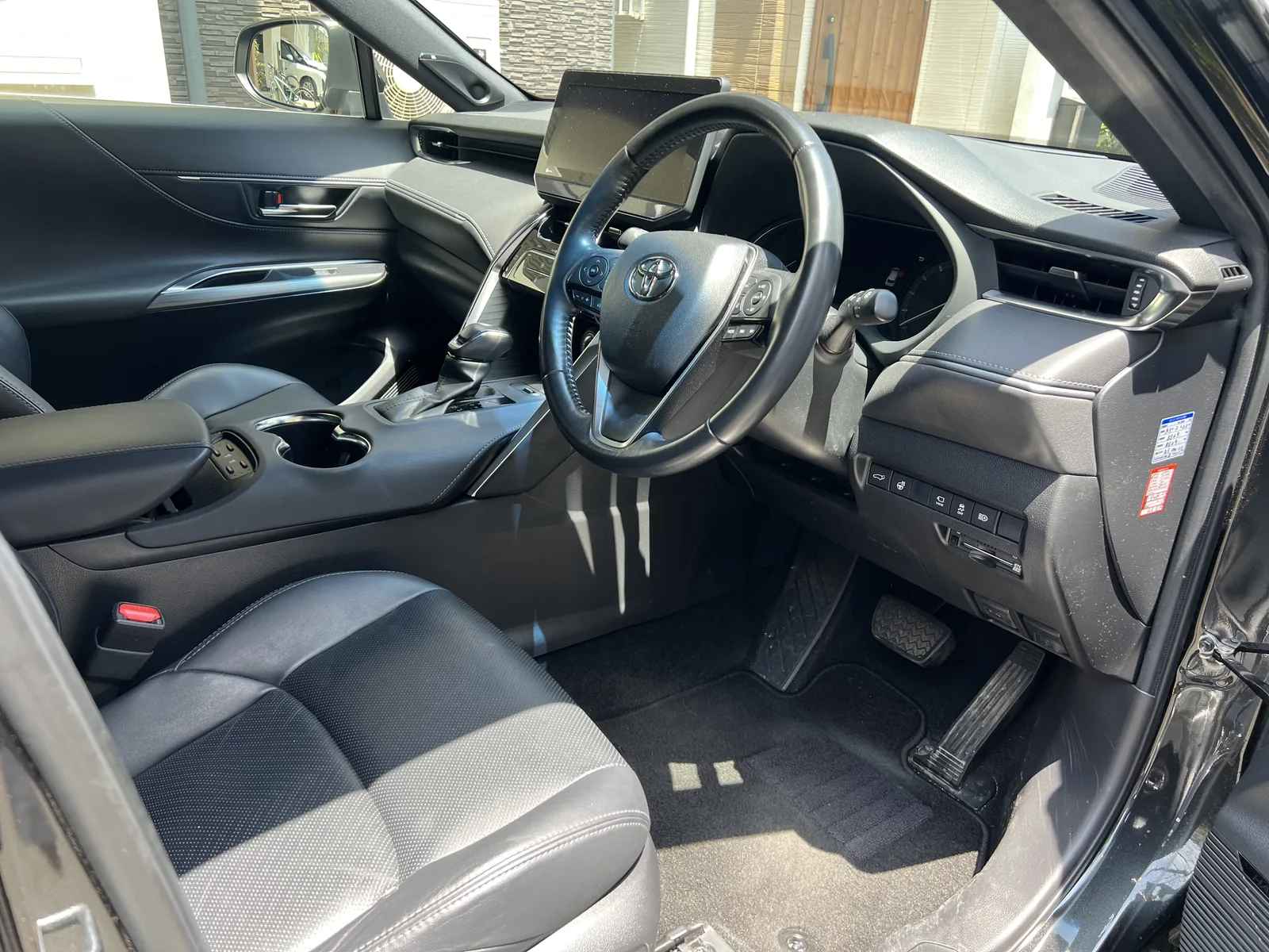 運転席ドア側から見たシートとコックピット