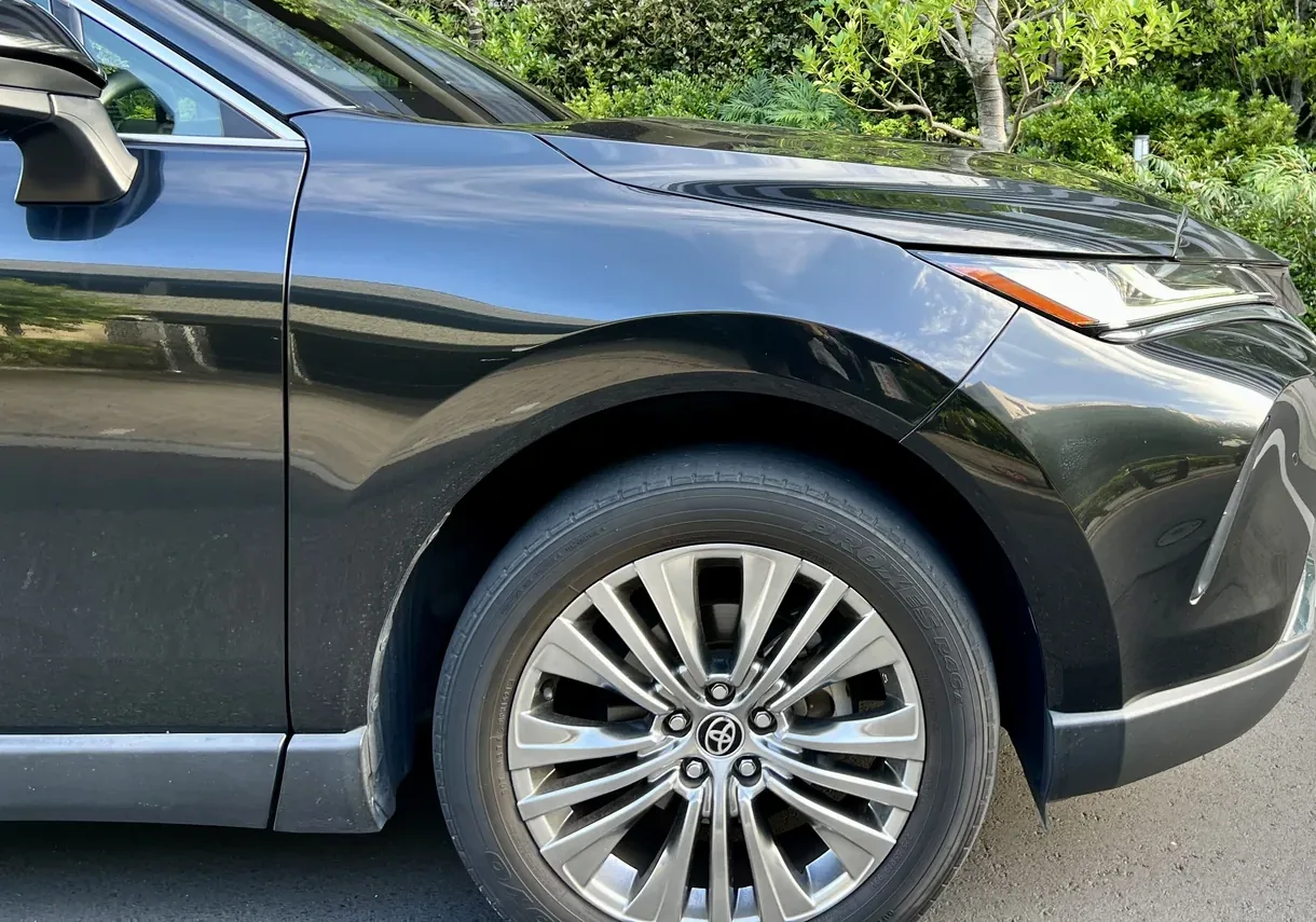 2021年5月初度登録の初期型80系ハリアーZレザーパッケージの純正19インチホイールとフロント側面