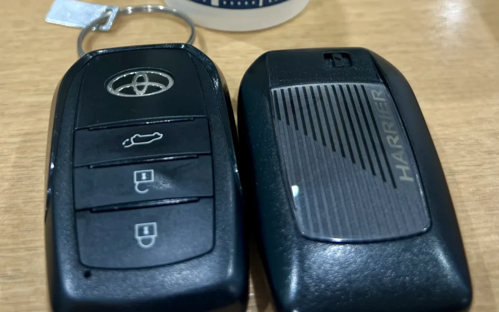 トヨタ販売店へ持参した80系ハリアーの2本のスマートキー