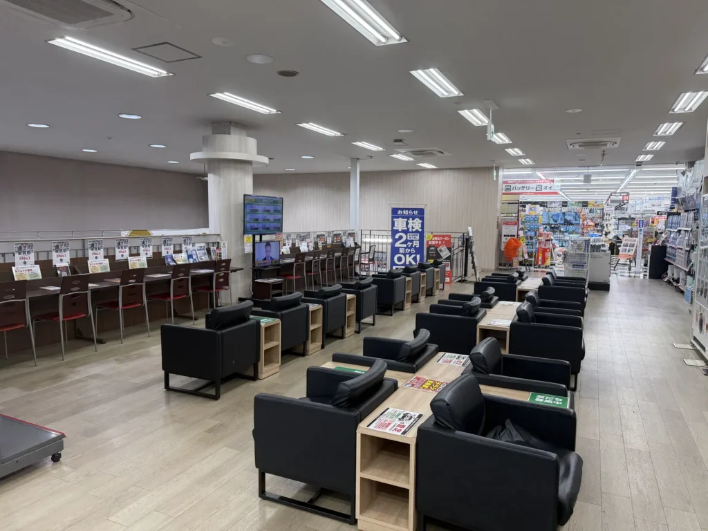 スーパーオートバックス小平のソファ席とカウンター席のある待合室